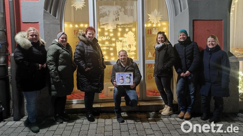 Ein Teil des Elternbeirats des Städtischen Kindergarten Kunterbunt mit Vorsitzenden Florian Ulrich (Mitte) freuen sich auf das Öffnen aller „Adventstürchen“. Bild: Marina Volkmer/exb