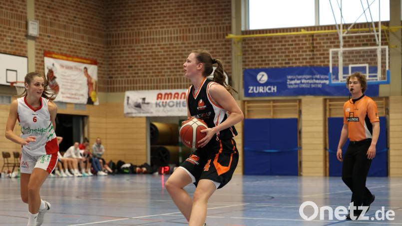 Sara Hennig (am Ball) gibt sich vor dem Derby gegen Regensburg kämpferisch. Bild: Dieter Jäschke