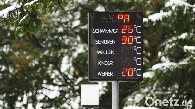 Draußen liegt Schnee, aber die Wassertemperatur im Schätzlerbad ist laut elektronischer Anzeige angenehm warm Bild: Gabi Schönberger