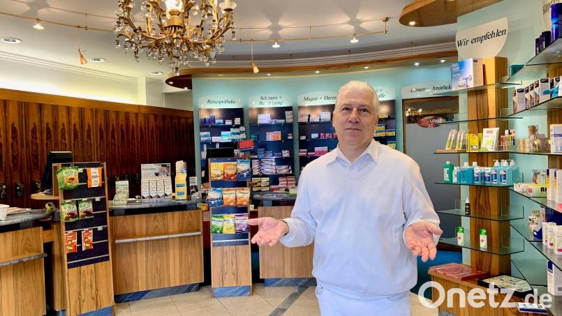 Franz Sedlmayr weiß nicht, wie er Personal finden und bezahlen soll. Daher gibt er seine Löwen-Apotheke ab sofort auf. Bild: Gabi Schönberger