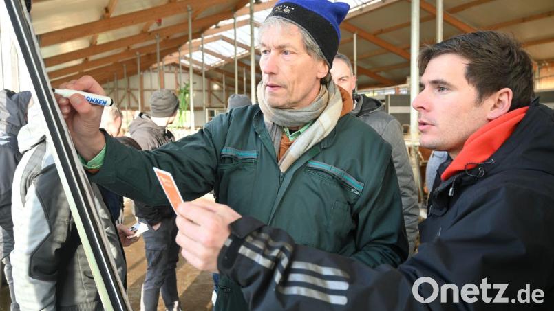 Dr. Andreas Striezel wertet zusammen mit den Landwirten die Ergebnisse anhand der Karten aus. Bild: Hofbauer/exb