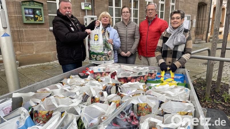 Freude bei den Spendern und Empfängern über einen Anhänger voller Hilfe: (von links) Kurt Falk, Christa Lilla (Initiative Meine), Sabrina Wach vom Sozialamt, Meine-Vorsitzender Manfred Lilla und Lisa Nerlich. Bild: ge