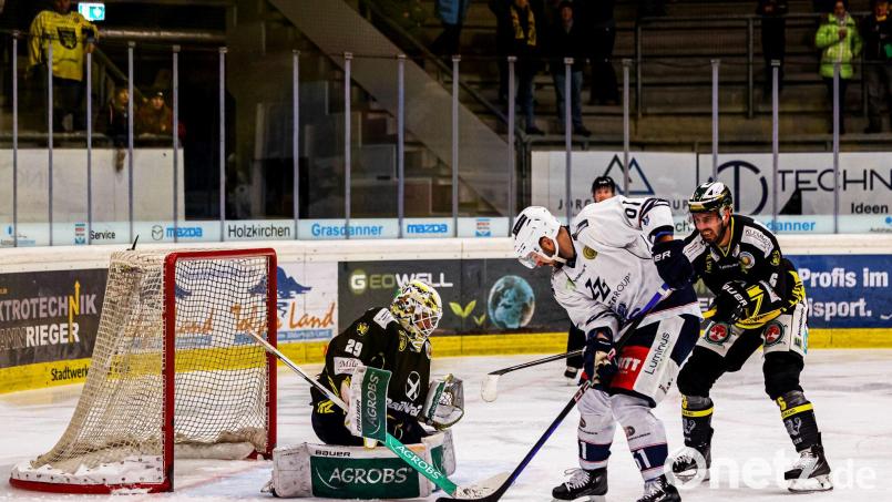 Die Blue Devils gewannen am Freitagabend bei den Tölzer Löwen mit 6:5. Hier taucht der zweifache Torschütze David Elsner vor dem Kasten von Löwen-Keeper Enrico Salvarani auf. Bild: Werner Moller