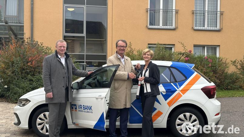 Die Vorstandsmitglieder VR Bank Amberg-Sulzbach eG, Martin Sachsenhauser und Dieter Paintner mit der Vorsitzenden der Schwesternschaft, Tatjana Richter (von links). Bild: Tom Retzer/exb