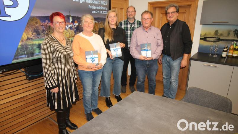 Mit Einkaufsgutscheinen und Buchgeschenken zeichnet die Stadt Pressath (Erster, Dritter und Sechste von rechts: die Bürgermeister Bernhard Stangl, Max Schwärzer und Barbara Krauthahn) die Einreicher der drei überzeugendsten &quot;Bürgerhaushalt&quot;-Vorschläge aus. Zweite, Dritte und Fünfter von links: Maria Neumann (in Vertretung für Ehegatten Reinhard), Martina Malek, Richard Hohl. Bild: bjp