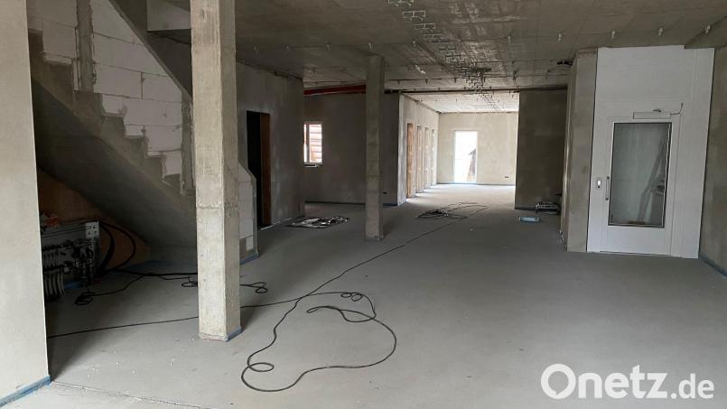 Im Erdgeschoss der künftigen Stadtbücherei in Vohenstrauß ist bereits der Aufzug (rechts) eingebaut. Die Elektriker sind derzeit mit der Installation beschäftigt. Als nächstes wird die Akustikdecke montiert. Der Parkettboden und die Möbel sind bestellt. Bild: ck
