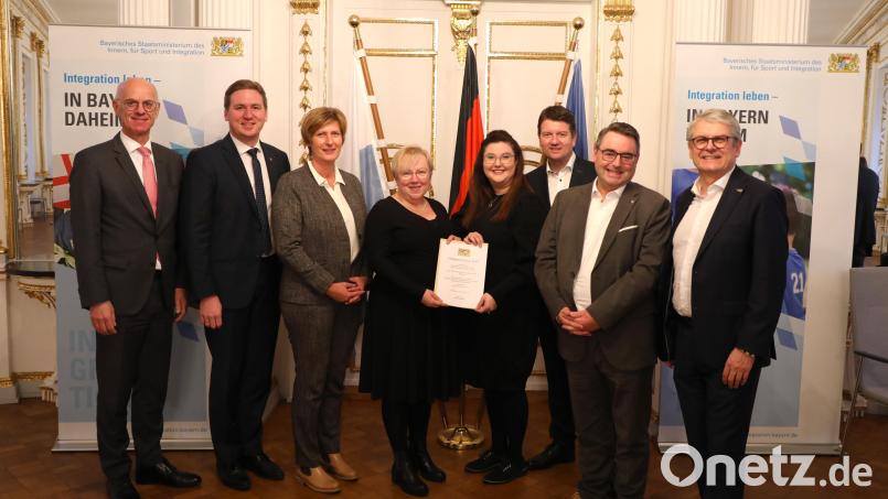 Einrichtungsleiterin Krisztina Kesztler nimmt den Preis im Namen des gesamten Teams des Johanniter-Kinderhorts &quot;Weltenbummler&quot; entgegen. Bild: T. Deml-Glöckner/exb