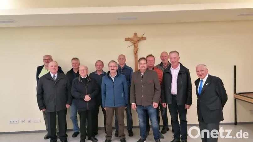 Beim Konvent in Winklarn ehrt Zentralpräses Pater Josef Schwemmer einige Mitglieder für ihre langjährige Mitgliedschaft. Das Bild zeigt Pater Schwemmer (rechts) und die anwesenden Geehrten. Bild: Mösbauer/exb
