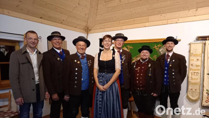 Bei der Ehrung waren dabei (von links): 3.Bürgermeister Hermann Gebhard, Gauvorsitzender Peter Fink sowie die Ausgezeichneten vom Heimat- und Trachtenverein Hirschau Alfred Naber, Eva Pfab, Franz Dolles, 2. Gauvorsitzender Johannes Heyda und Vorsitzender Michael Meier. Bild: fg