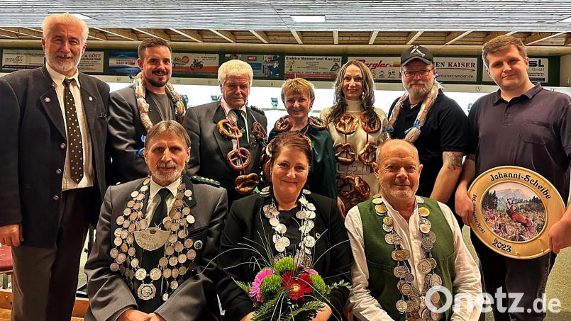 Das sind die neuen Könige der Schützengesellschaft Hubertus Weiden: Günter Wagenpfeil, Anja Nickl und Richard Gallitzendorfer (vorne, von links). Dahinter die Platzierten und rechts der Gewinner der Johannischeibe, Stefan Bergler. Bild: R. Kreuzer