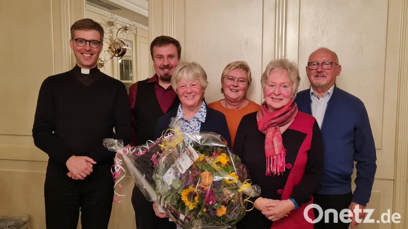 Pfarrer Thomas Peter Kopp, Pflegedienstleiter Stefan Weiß, die scheidende Schwester Karin Dippl, stellvertretende Pflegedienstleiterin Sofie Dippold, Irene Bayer als Mitglied der Kirchenverwaltung, sowie Geschäftsführer Wolfgang Sand dankten für ihren Dienst (von links). Bild: Daniela Schwab/exb