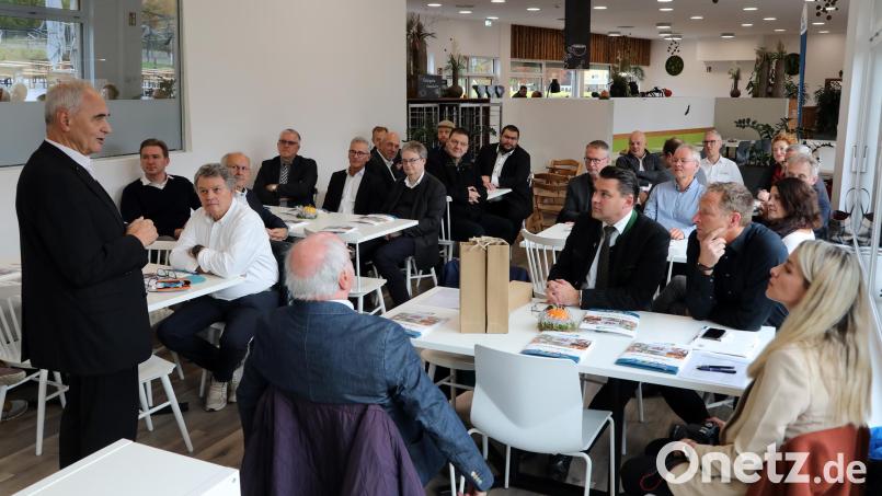 Alois Hagl (links), Vorsitzender des Vereins Partner für den Landkreis Schwandorf, heißt die Gäste beim 30. Wirtschaftsfrühstücks in der Erlebnisholzkugel am Steinberger See willkommen. Bild: ggö