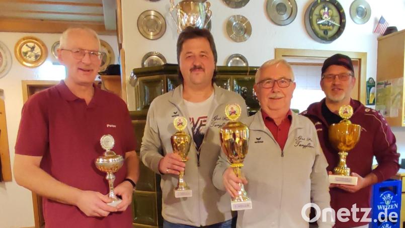 Die besten Teilnehmer am Tanzflecker Schnupfschießen freuen sich über Pokale (von links): Heinz-Peter Ertl, Josef Fellner, Johann Schmidschneider und Manfred Rauscher. Bild: bk