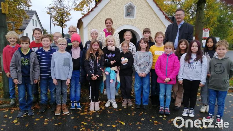 Die Klasse 4c der Grundschule Stulln besuchte Bürgermeister Hans Prechtl im Rathaus. Bild: Herbert Rohrwild/exb