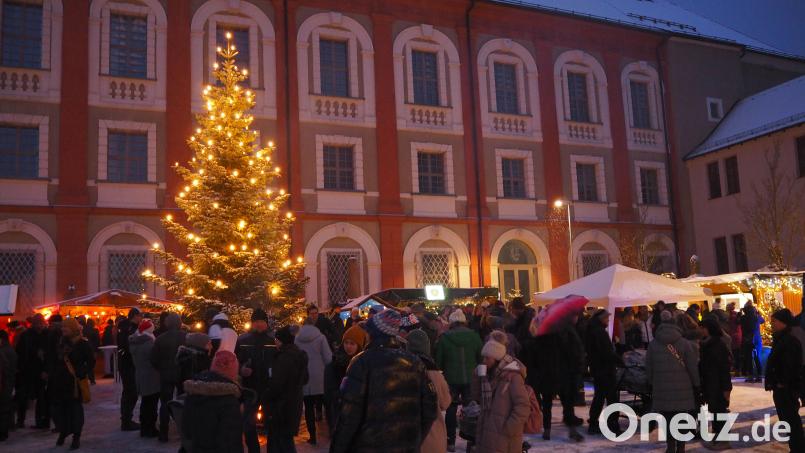 In der Kreisstadt Neustadt gibt es nicht nur einen Weihnachtsmarkt in der Vorweihnachtszeit. Der Platz vor dem Landratsamt wird gleich an drei Adventswochenenden belebt sein. Archivbild: krb