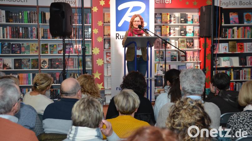 Den letzten Weinleseabend der Buchhandlung Rupprecht in Vohenstrauß leitet Maria Rupprecht ein. An diesem Abend wird es schon mal emotional unter den vielen Besuchern. Bild: dob