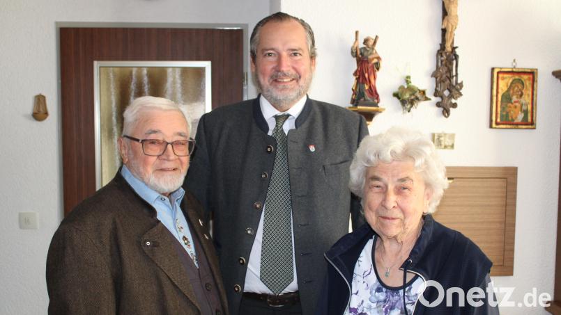 Das Bild zeigt den Jubilar Andreas Salzl (links) mit seiner Ehefrau und Bürgermeister Frank Zeitler. Bild: ral