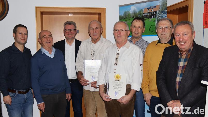 Die geehrten Mitglieder und die Offiziellen des SV Loderhof: (von links) Zweiter Vorsitzender Michael Jakuttis, Kassier Kurt Hösl, Bürgermeister Michael Göth, die Jubilare Horst Loos, Werner Müller, Matthias Bauer, Schriftführer Richard Donhauser und Erster Vorsitzender Joachim Bender. Bild: mfh