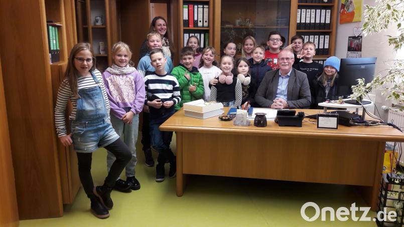 Mit Lehrerin Tina Körner (hinten links) besuchten die Konnersreuther Viertklässler Bürgermeister Max Bindl im Rathaus. Bild: Markt Konnersreuth/exb