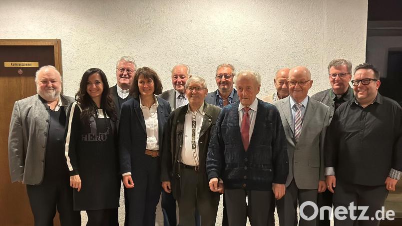 Die Kolpingsfamilie Waldershof ehrte einige Mitglieder: (von links) Bezirkspräses Franz Fuchs, Bürgermeisterin Margit Bayer, Diözesanpräses Karl Dieter Schmidt, Ortsvorsitzende Ruth Schindler, Erwin Schreyer, Reinhold Haberkorn, Norbert Härtl, Erich Härtl, Karl Pirner, Josef Daubenmerkl, Präses Bernd Philipp und Bezirksvorsitzender Michael Bauer. Bild: Kolping Waldershof/exb
