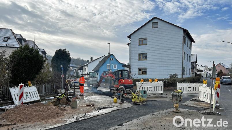 In der Jahnstraße im Stadtteil Rosenberg erneuern die Stadtwerke zurzeit die alte Wasserleitung und stellen die Hausanschlüsse wieder her. Bild: Andreas Royer