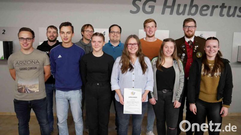 Im Namen des Schützenbezirks gratuliert Bezirksjugendleiter Valentin Kellner (hinten, rechts) allen Geehrten und dem neugewählten Führungsteam der Gaujugend im Sportschützengrenzgau um Gaujugendleiter Julius Kellner (hinten, Zweiter von rechts). Bild: gz