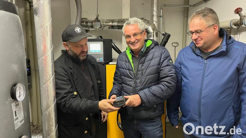 Bürgermeister Ludwig Prögler (Mitte), Kaminkehrermeister Christian Müller (links) und Geschäftstellenleiter Hans Braun bei der Abnahme der neu installierten Pelletsheizung. Es gab keinen Grund zur Beanstandung. Bild: Prögler/exb