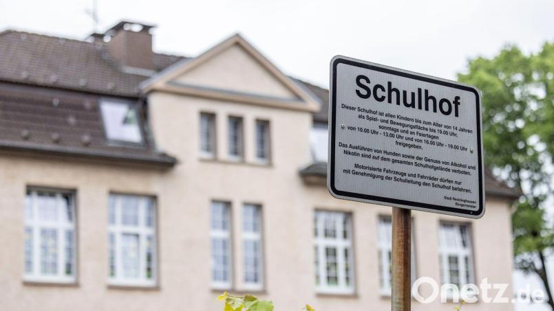 Grundschüler aus Recklinghausen entdeckten die Leiche des Opfers auf ihrem Schulhof. Nun steht der mutmaßliche Täter vor Gericht. Bild: Christoph Reichwein/dpa