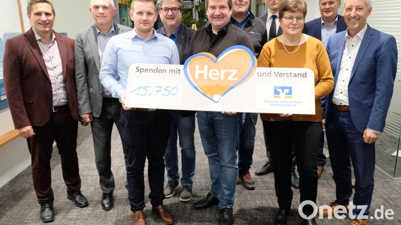 Für insgesamt 32 Vereine und gemeinnützige Institutionen im Regionalbereich der Volksbank Raiffeisenbank Nordoberpfalz freuen sich die Bürgermeister über eine Spendensumme in Höhe von 15.750 Euro. Symbolisch überreichten die Banker Stefan Schedl, Richard Götz, Manfred Eller und Dimitros Kouroudis den Spendenscheck. Bild: do