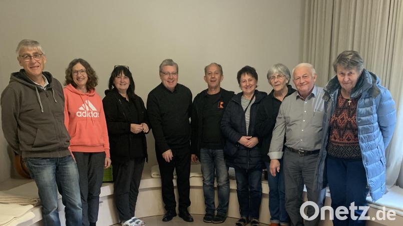 Das Wellness-Wochenende für die Seele ist eine Bereicherung: Im Bild die Teilnehmer mit Direktor Manfred Strigl (Vierter von links) und dem Vorsitzendem Hans Herrmann (Fünfter von links). Bild: Hanamann/exb