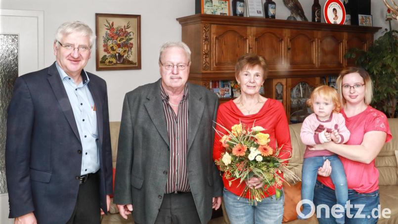 Bürgermeister Johannes Reger (links) gratulierte Willi und Annemarie Kraus zur Goldenen Hochzeit. Zu den ersten Gratulanten zählten auch Tochter Christine und Enkelin Maria. Bild: Jochen Neumann/Stadt Erbendorf/exb