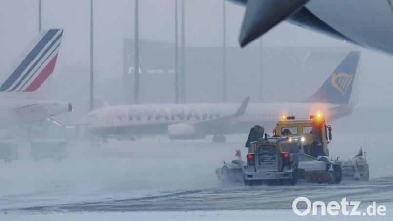 Passagiere haben ein Recht auf Erstattungen oder Ersatzbeförderung, wenn ein Flug aufgrund von starkem Winterwetter ausfällt. Symbolbild: Daniel Karmann/dpa