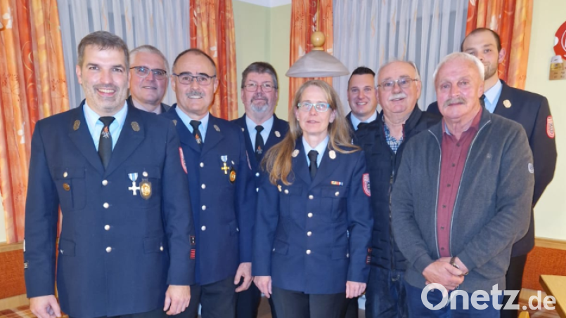 Zahlreiche Auszeichnungen gab es bei einem Ehrenabend der Feuerwehr Iffelsdorf, es wurden auch mehrere Mitglieder zu Ehrenmitgliedern ernannt: (von rechts), stellvertretender Kommandant Andreas Kubik, Helmut Pösl, Karl Fraß, zweiter Vorsitzender Christian Kalb, Kommandantin Josefine Duscher, Albert Kiener, Christof Reil, Bürgermeister Richard Tischler und Vorsitzender Michael Kiener. Bild: Kiener/exb
