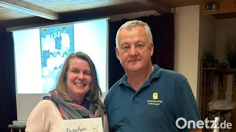 Sigi Roidl vom Kreisjugendring Schwandorf übergibt Simone Kramer von der Johanniter-Jugend Schwarzenfeld den Preis von 100 Euro. Bild: KJR Schwandorf/exb