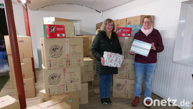 Erika Häupler und Katrin Feil haben bei der Aktion &quot;Weihnachten im Schuhkarton&quot; 800 Päckchen auf die Reise nach Osteuropa geschickt. Bild: ils