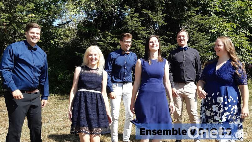 Alle zwölf Sängerinnen und Sänger für ein Foto unter einen Hut zu bringen, war seit der Gründung im Sommer und vor dem Premierenauftritt in der Bergkirche schwer, weshalb hier nur die Hälfte des Ensembles zu sehen ist. Aber die andere Hälfte ist ebenso gut gelaunt und will sich so und stimmlich ebenso professionell am Sonntag bei &quot;Harmony of Heaven&quot;, einem &quot;Konzert für die Seele&quot; präsentieren. Bild: Manuela Falk