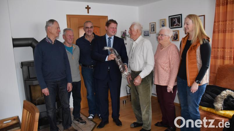 Seinen 85. Geburtstag feierte Fritz Gründl (Dritter von rechts). Dazu gratulierten neben seiner Ehefrau Hannelore (rechts neben ihm) auch Sohn Wolfgang (Dritter von links), Bürgermeister Stefan Grillmeier (Mitte) sowie Peter Meyer, Horst Robl (von links) und Anja Götz von den Siedlern. Bild: ubb