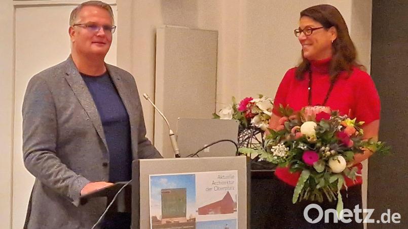 Bei der Jubiläumsveranstaltung des Architekturzirkel überreichte Siegfried Knipl Blumen an Sabina Sommerer. Bild: Thomas Dobler
