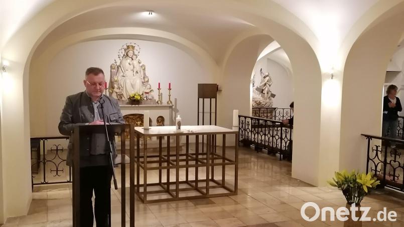 Zentralpräses Markus Brunner beim Gebetsgedenken an der Grablege von Pater Rupert Mayer in der Bürgersaalunterkirche. Bild: Koller/exb