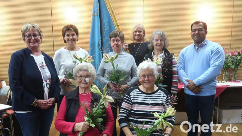 Für langjährige Treue ehrt der Frauenbund bei seiner Adventfeier einige Mitglieder. (Sitzend): Anna Götz und Theresia Lettner (50 Jahre). (Stehend von links): Sprecherin Monika Mrosek, Gerlinde Schertl (25), Katharina Zwack (40), Susanne Liermann, Lieselotte Rass (25) und geistlicher Beirat Pater Robin Xavier. Bild: rha