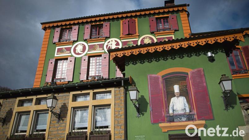Das Restaurant Paul Bocuse im Norden Lyons war für mehr als 50 Jahre mit drei Michelin-Sternen dekoriert – bis 2019. Heute trägt es noch zwei Sterne und bringt weiter traditionelle Bocuse-Kreationen auf die Teller. Bild: Ian Langsdon/epa/dpa