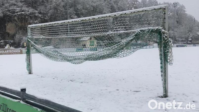 Der Platz der DJK Ammerthal am Freitagmittag: Die Partie gegen den TSV Abtswind wurde frühzeitig abgesagt. Bild: brü