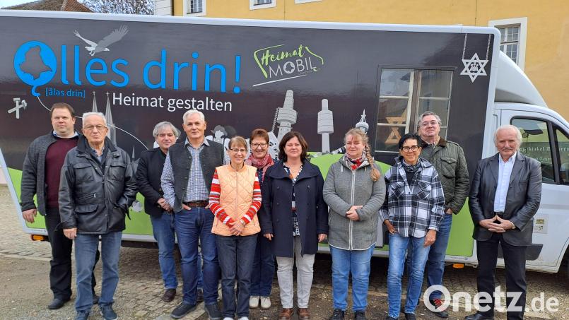 Bei dem Treffen der Heimatpfleger waren dabei (von links): Tobias Appl (Bezirksheimatpfleger), Dieter Dörner Kreisheimatpfleger, Sprecher), die &quot;Neuen&quot; Wolfgang Herdegen (Kastl), Johann Weiß (Ensdorf), Sabine Palesch (Kastl), Elfriede Winter (Edelsfeld), Kerstin Weiß (Gebietsreferentin BLfD), Daniela Dotzler (Freihung), Inge Lassmann (Schnaittenbach), Rolf Rupp (Kreisheimatpfleger Bau- und Bodendenkmalpflege) und Hans-Georg Hierl (Ebermannsdorf). Bild: pop