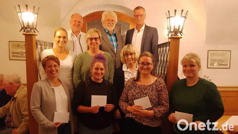 Jeweils 300 Euro für die Verkehrserziehungsarbeit spendiert die Gebietsverkehrswacht den acht Kindergärten in den Gemeinden Hirschau und Schnaittenbach. Bei der Spendenübergabe die Vertreterinnen der Kindergärten zusammen mit (hinten, von links) Bürgermeister Marcus Eichenmüller, Verkehrswachtvorsitzender Hubert Ritz und Bürgermeister Hermann Falk. Bild: u