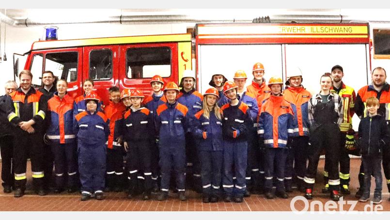 Das Abzeichen ist geschafft (von links): KBI Hans Sperber, der Gemeindejugendfeuerwehrwart Henner Wasmuth, der Kommandant der Illschwanger Stützpunktfeuerwehr, Thorsten Jobst, sowie der 2. Gemeindefeuerwehrjugendwart Martin Übler (rechts) gratulierten 17 Kindern und Jugendlichen zur bestandenen Jugendflamme. Bild: no