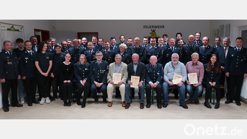 Ehrungen und Auszeichnungen stehen im Mittepunkt des Kameradschaftsabend bei der Feuerwehr Freihung. Sitzend mit Urkunde (von links): Hans Kohl, Georg Kohl, Ehrenvorsitzender Günther Ernst, Hans Krapf und Dietmar Köhler. Bild: rab