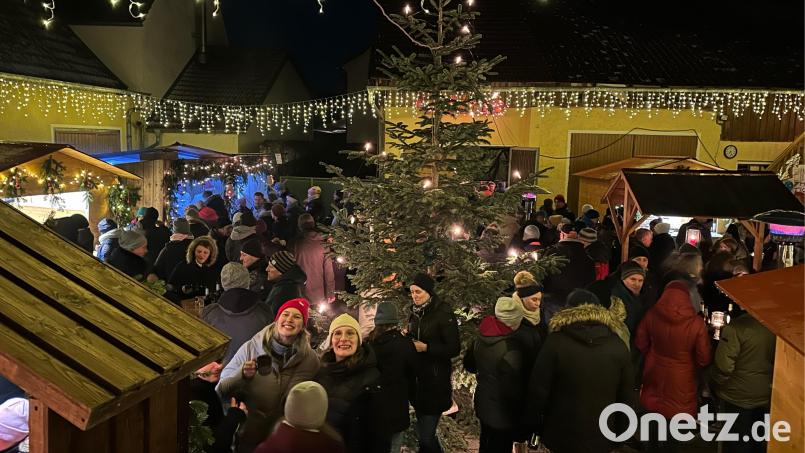 Auch heuer stieß der Weihnachtsmarkt des Skiclubs Stulln im Vierseithof der Familie Sorgenfrei auf starke Resonanz. Es konnten Kunstgewerbliches aus Holz sowie Dekos und Gestaltungsartikel bewundert und erworben werden. Bild: Thomas Rohrwild/exb
