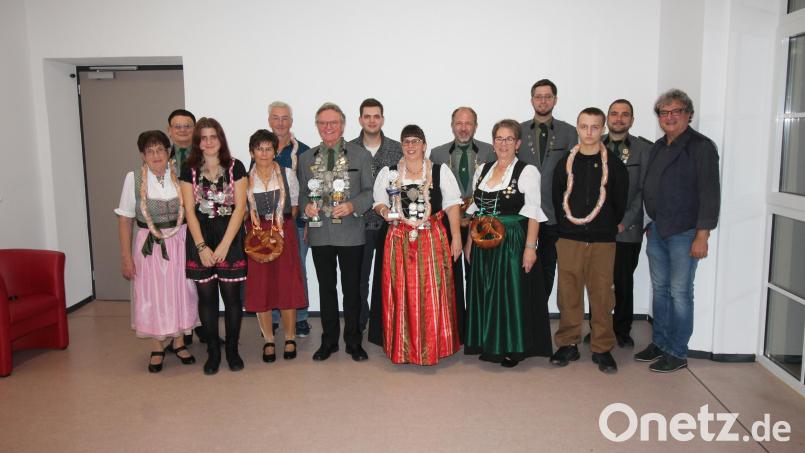 Luftgewehr-Schützenkönig Markus Friedrich und &quot;Auflagekönig&quot; Gerhard Völkl waren leider verhindert, zur &quot;Eichenlaub&quot;-Königsfeier zu kommen. Dafür konnten die übrigen &quot;Majestäten&quot; Angélique Dorner, Hubert Schulze und Daniela Schmeller (Dritte, Sechster und Achte von links) ihre Königsketten von Schützenmeister Kay Müller (Zweiter von rechts neben Bürgermeister Bernhard Stangl) entgegennehmen. Schulze empfing überdies Glückwünsche zu seinen diesjährigen bayerischen und deutschen Meistertiteln. Bild: bjp