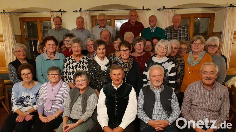 35 Mitglieder der Lintacher Einschuljahrgänge 1950 bis 1958 kommen im Gasthaus Rehaber zusammen. Organisiert hat das Klassentreffen Hans Schwarz (vorn rechts). Bild: jow