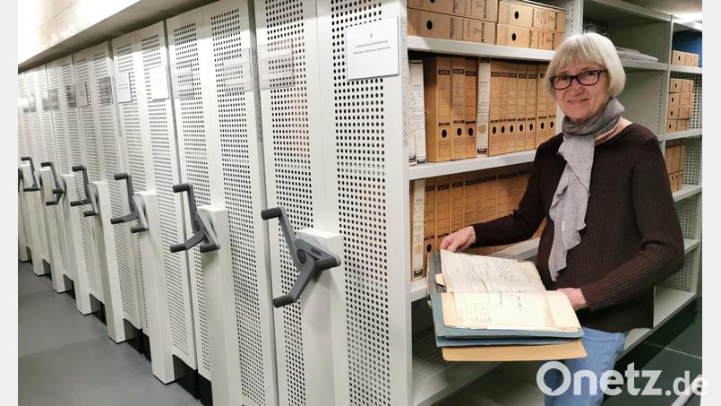 Archivarin Christa Zapf inmitten der Rollregale mit kommunalen Unterlagen. Sie blättert gerade in einem Schriftverkehr zum Thema Freibank-Ordnung und Hausschlachtungen ab 1917. Bild: Portner